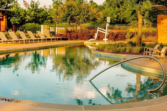 view of swimming pool