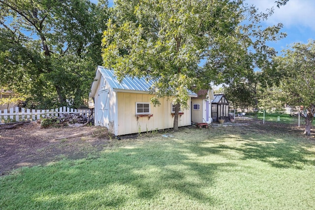 view of yard with an outbuilding