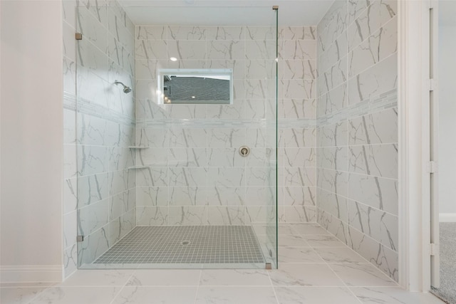 bathroom featuring a tile shower