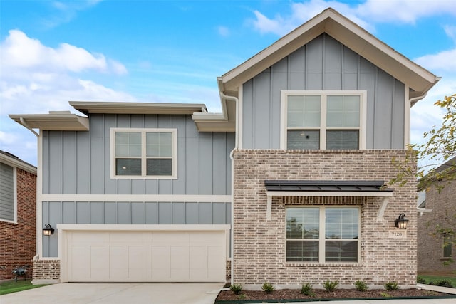 view of front facade featuring a garage