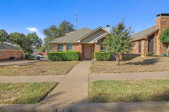 view of front of home featuring a front lawn