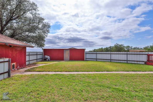 view of yard featuring a shed