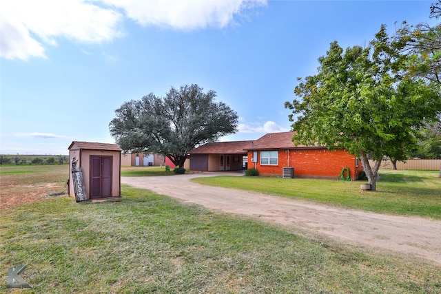 view of yard with a shed