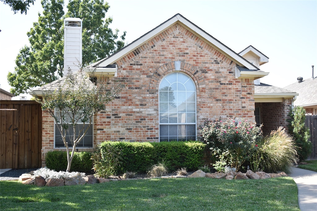 view of front of property with a front yard