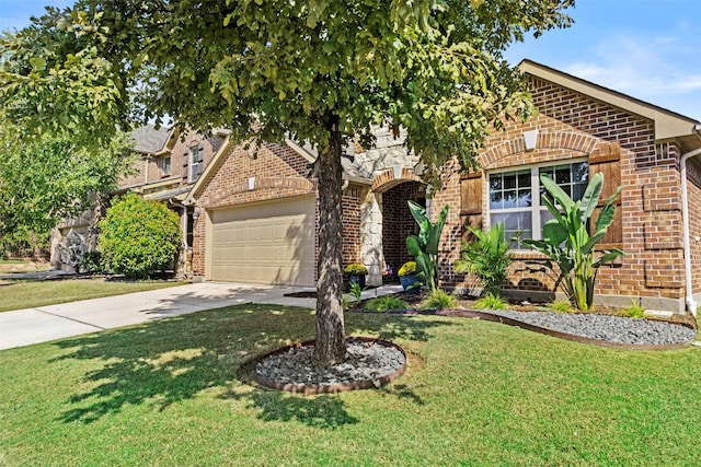 view of front facade featuring a front yard