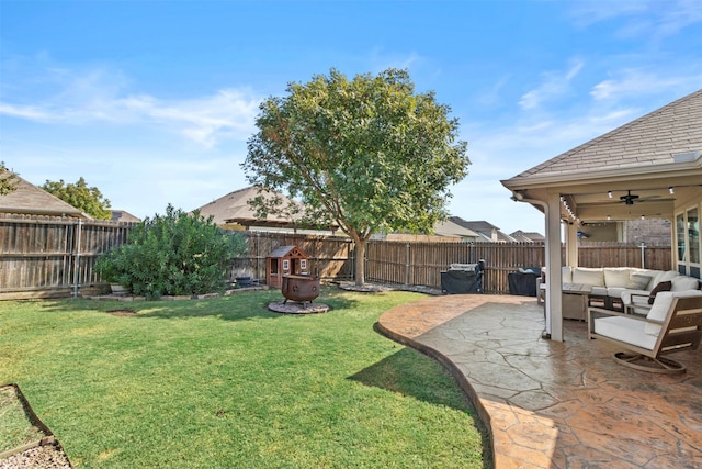 view of yard featuring a patio area, an outdoor living space with a fire pit, and ceiling fan