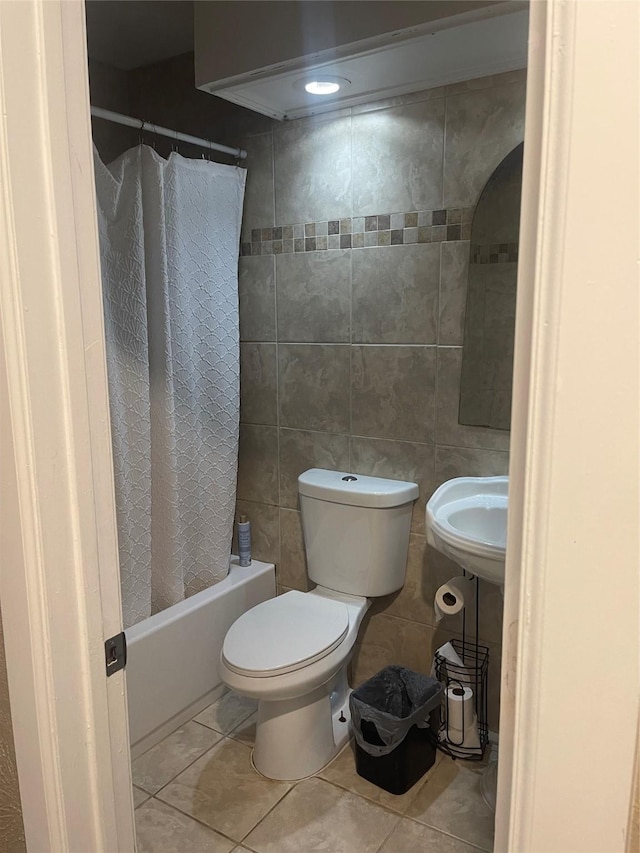 1326 Greenbriar Ln, Lancaster, TX 75146 - full bathroom with tile patterned flooring, toilet, tile walls, and shower / bath combo with shower curtain