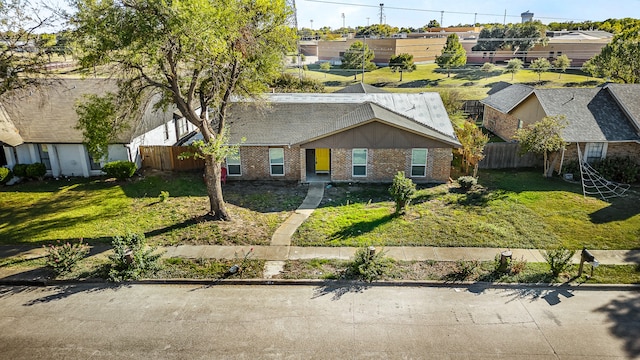 view of front of property featuring a front lawn