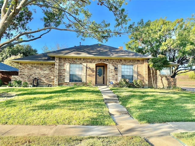 single story home with a front lawn