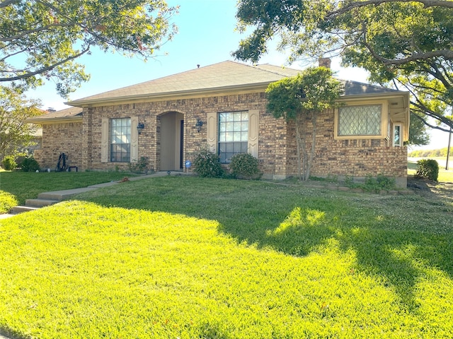 ranch-style home featuring a front lawn