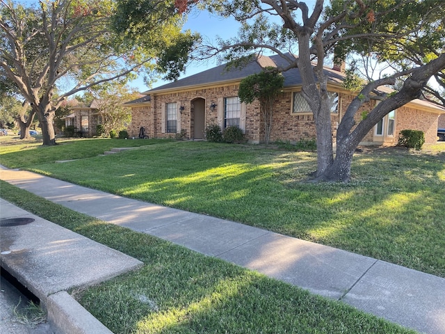 ranch-style house featuring a front yard