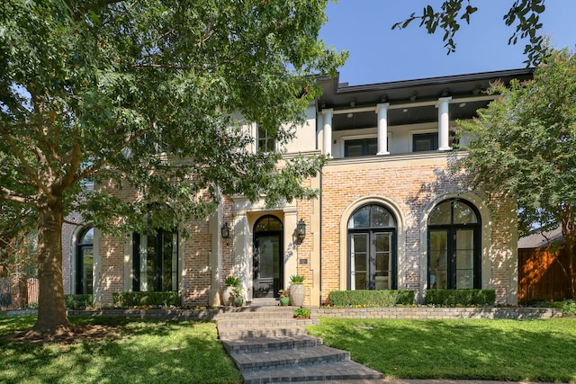 view of front of house featuring a front yard