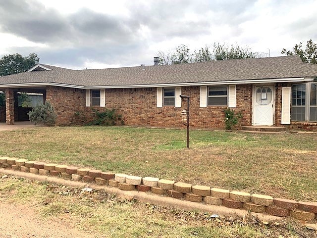 single story home featuring a front yard