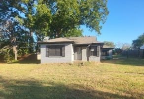 view of front of home featuring a front yard