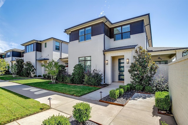 view of front of home featuring a front lawn and ceiling fan