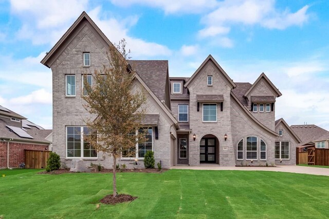 view of front of property featuring a front yard