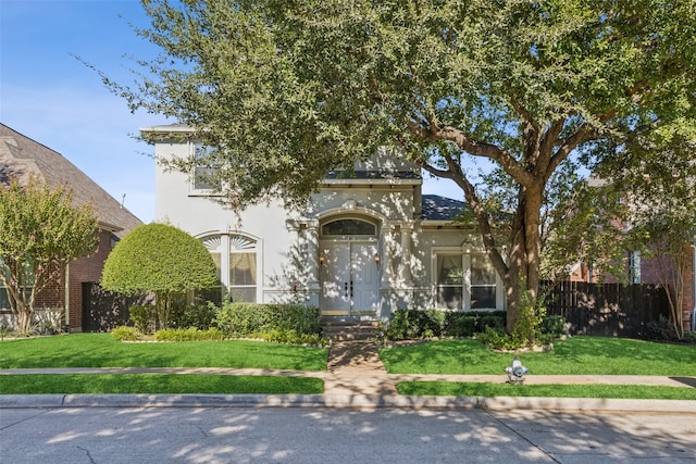 view of front of property featuring a front yard