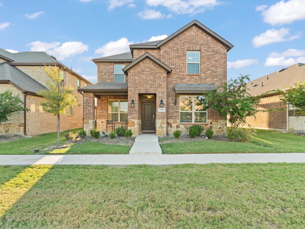 front of property with a front lawn