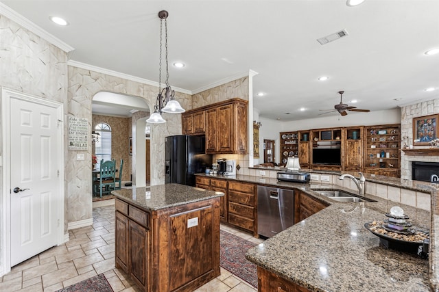 kitchen with sink, a kitchen island, dishwasher, and black fridge with ice dispenser