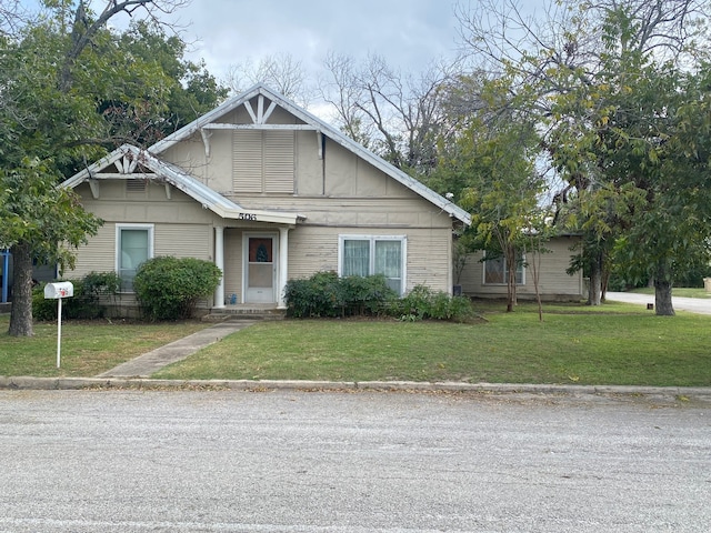 view of front of property featuring a front yard