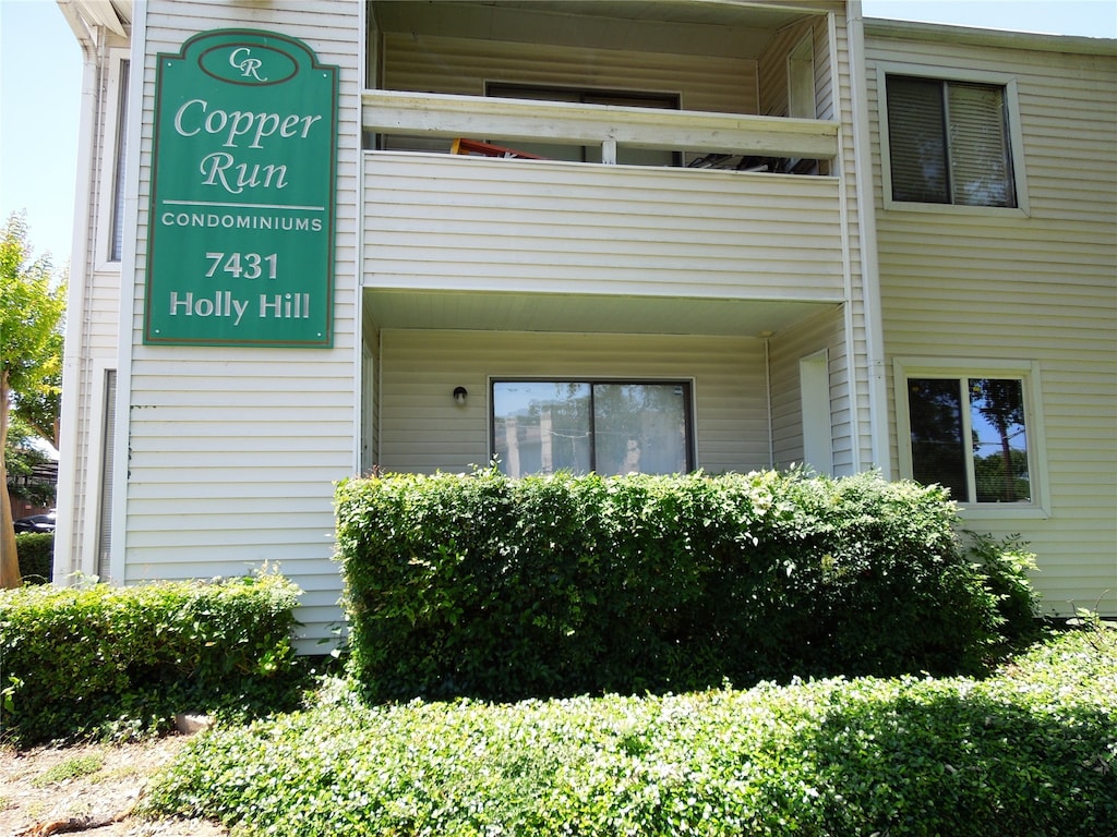 entrance to property featuring a balcony