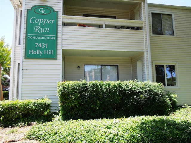 entrance to property featuring a balcony