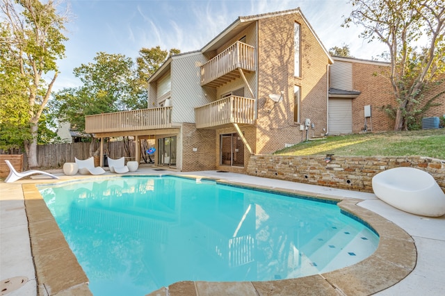 view of swimming pool