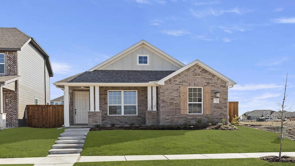 view of front of home featuring a front lawn