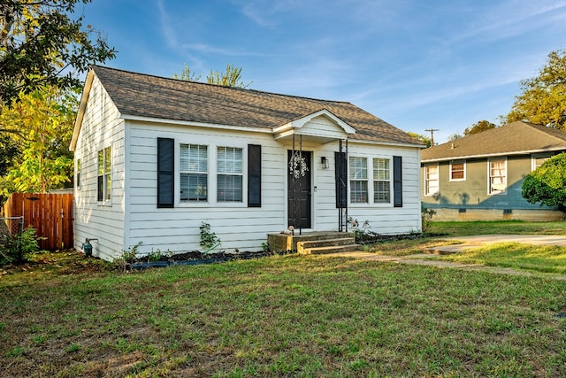 bungalow featuring a front yard