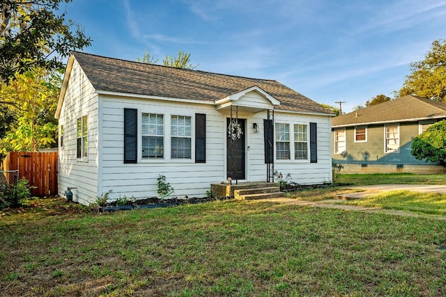 504 E Monterey St, Denison, TX 75021 - bungalow featuring a front lawn and fence