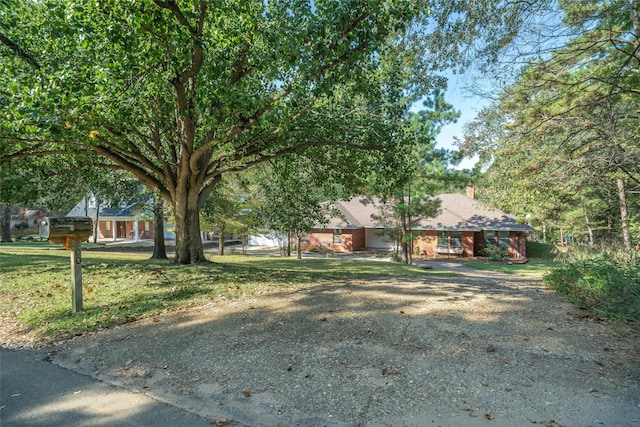 single story home with a front lawn