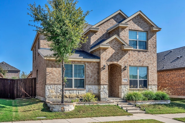 view of front of property featuring a front lawn