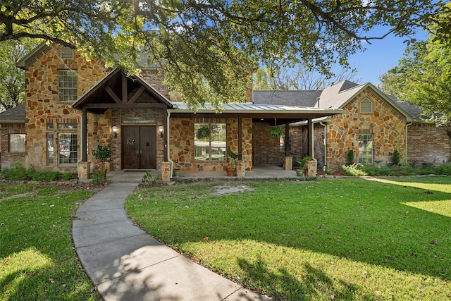 view of front of property featuring a front yard