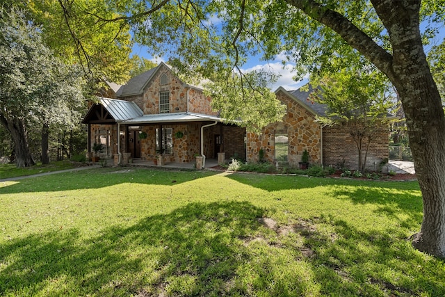 view of front of property featuring a front lawn and covered porch