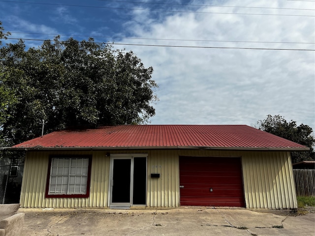 view of front facade featuring a garage