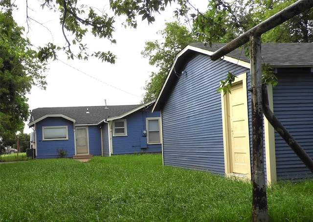 back of house featuring a lawn