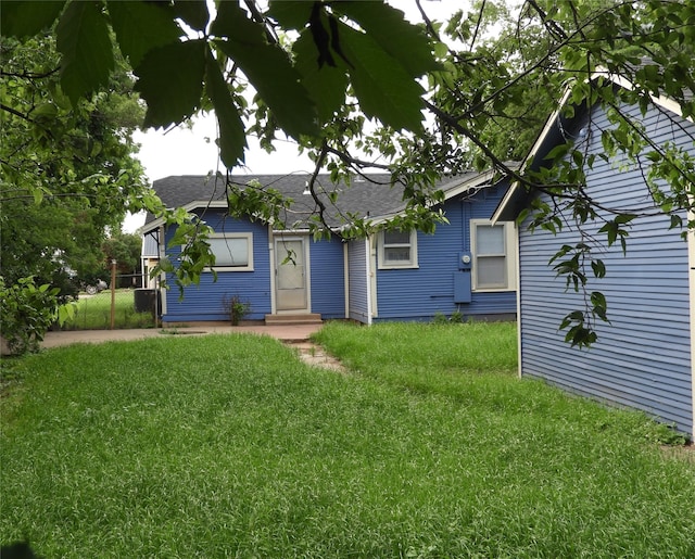 view of front of house with a front lawn