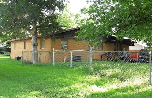 view of side of property featuring a lawn