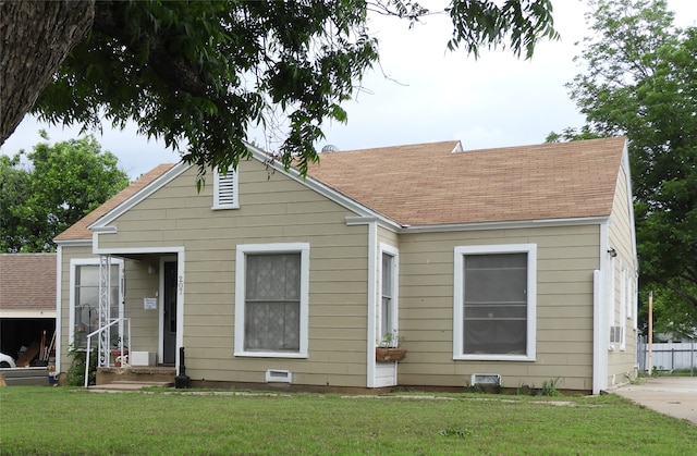 view of front of home featuring a front lawn