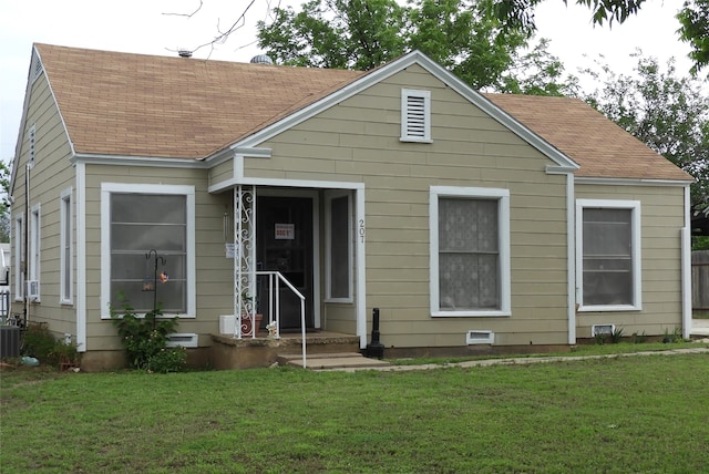 bungalow-style house featuring a front lawn