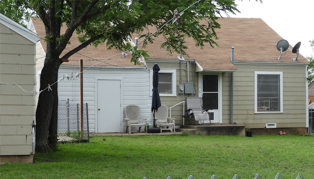 back of house featuring a yard