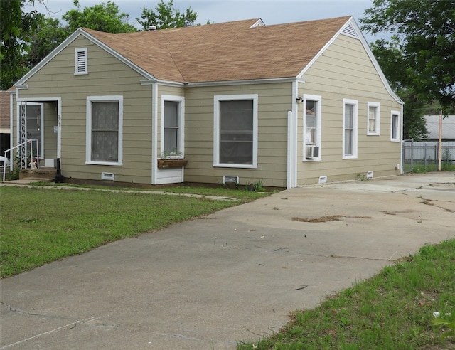 view of front facade featuring a front lawn