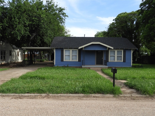 view of front facade featuring a front lawn and a carport