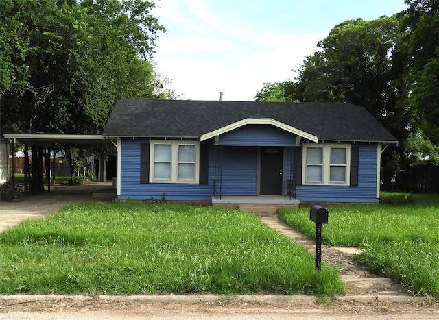 view of front of home with a carport and a front yard