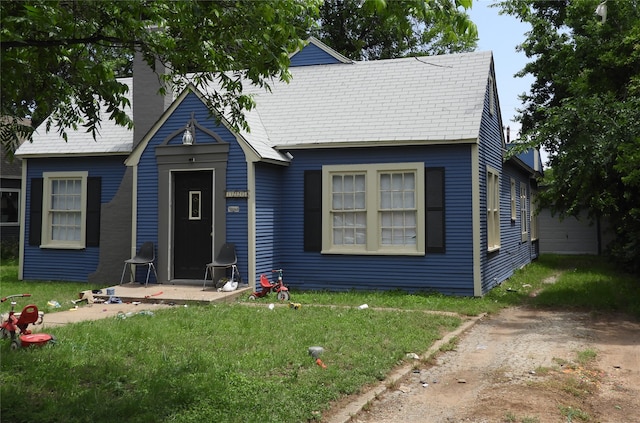 view of front of home featuring a front yard