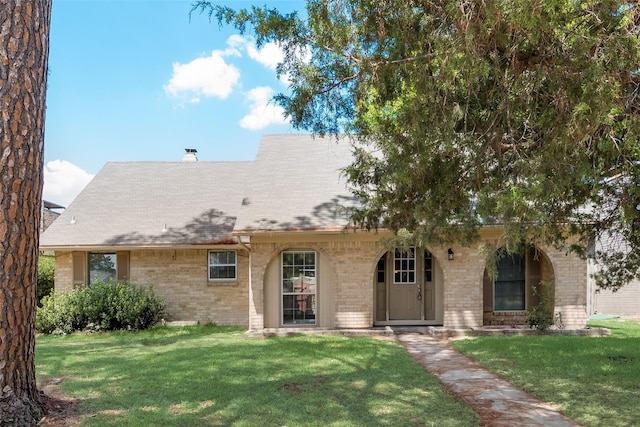 view of front of property featuring a front lawn