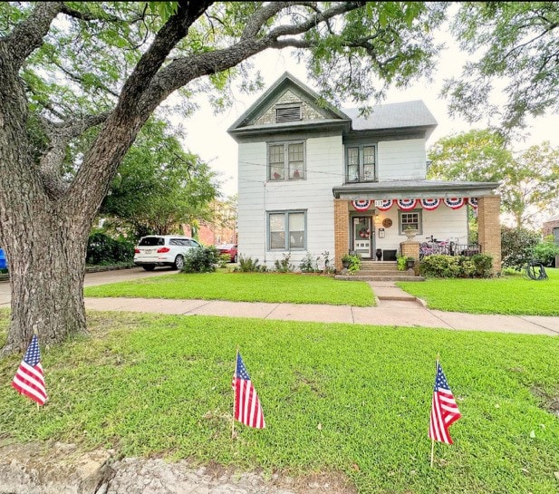 view of front facade with a porch and a front lawn