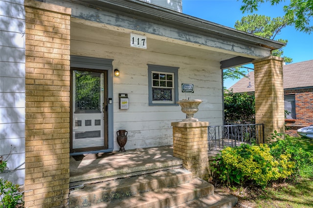 property entrance featuring a porch