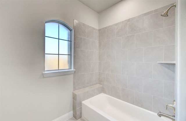 bathroom featuring tiled shower / bath