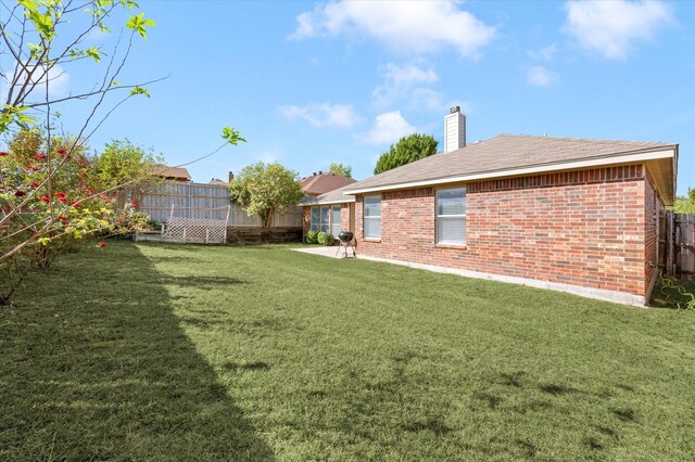 ranch-style house featuring a front lawn and a garage